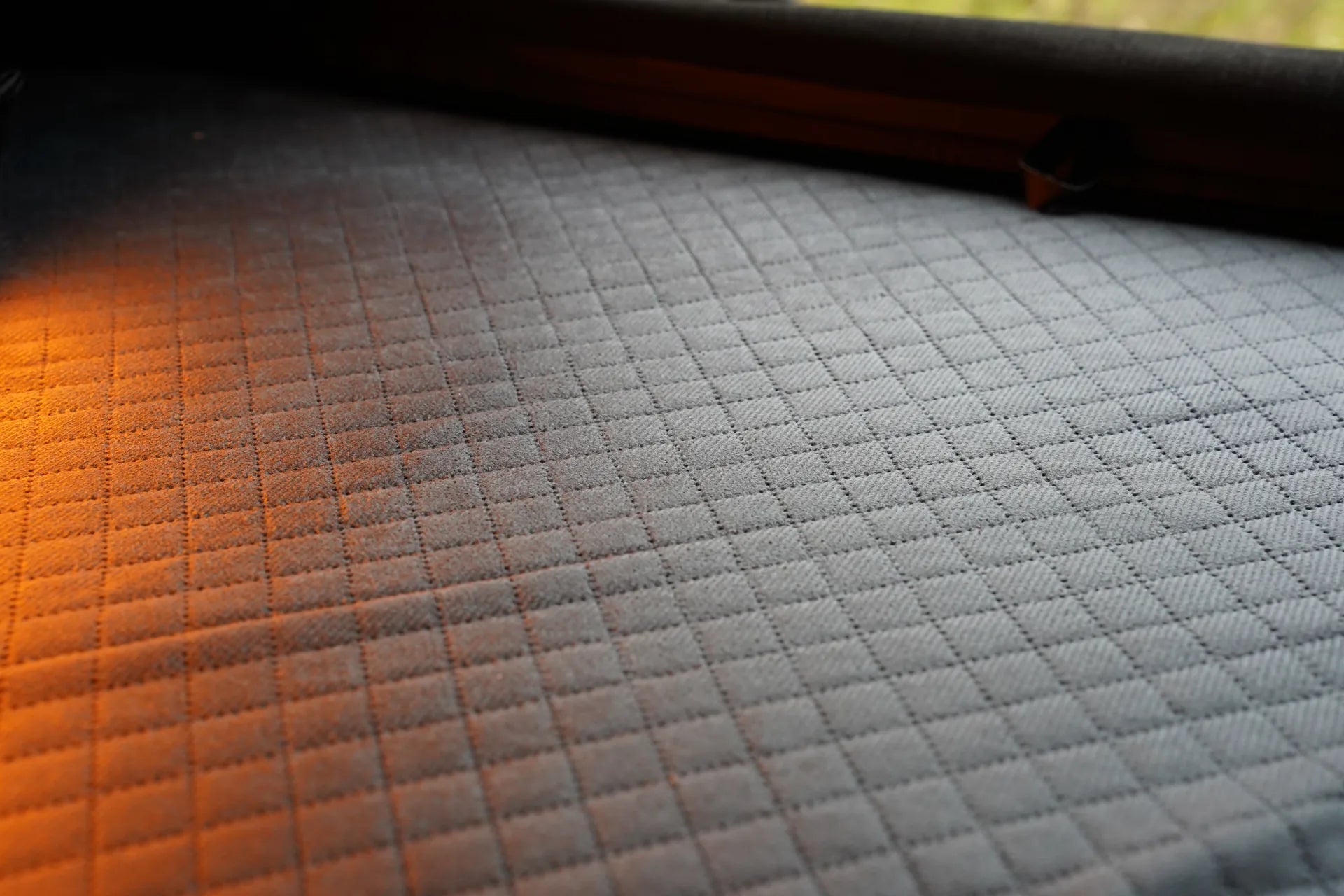 Altoura Skylodge gesteppte Matratze im Innenraum bei Sonnenlicht