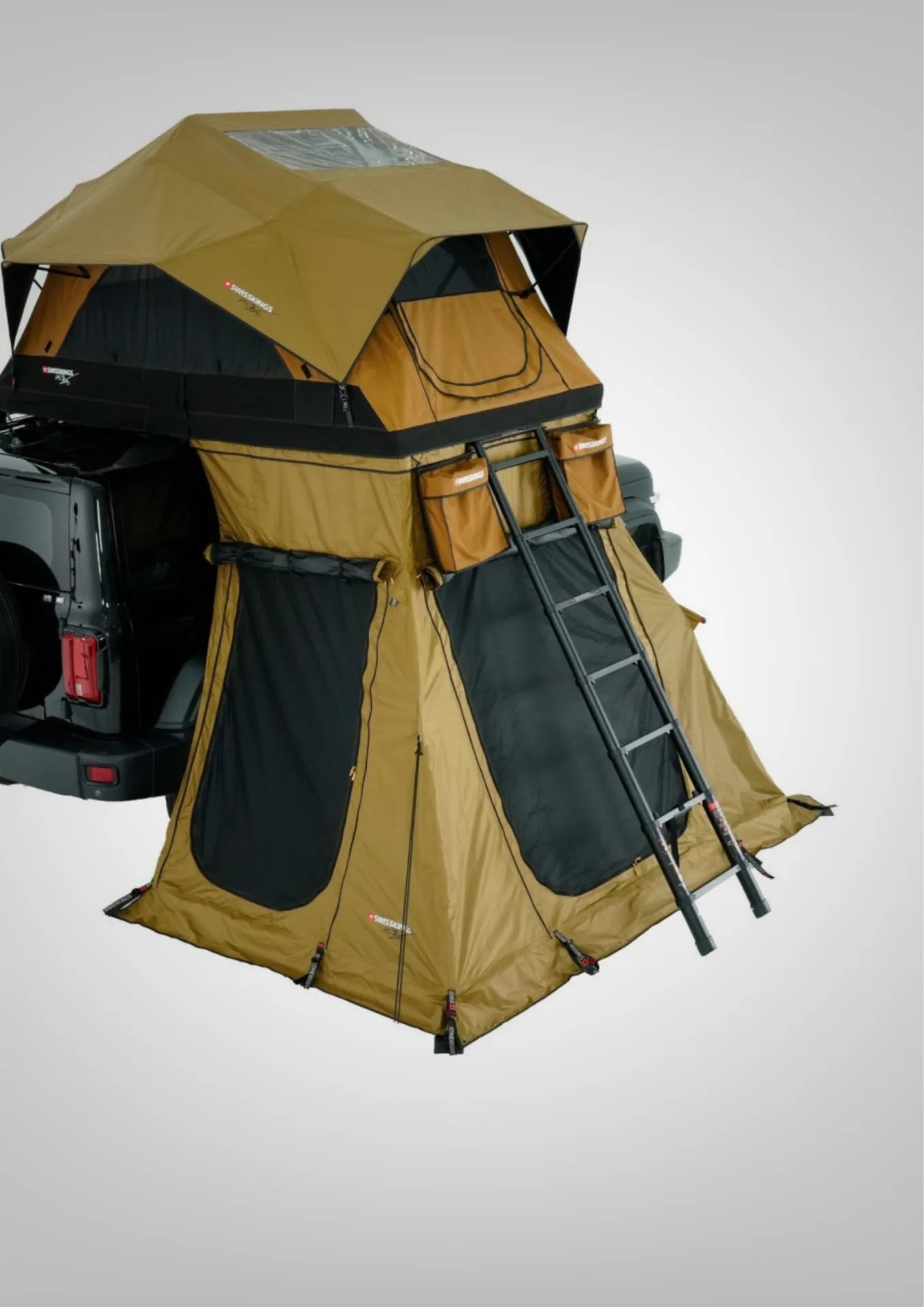 Dachzelt-Camping in den Bergen am Abend