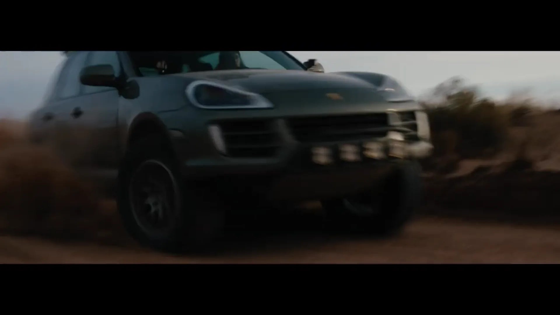 Porsche Cayenne mit Altoura Dachzelt im Offroad-Einsatz